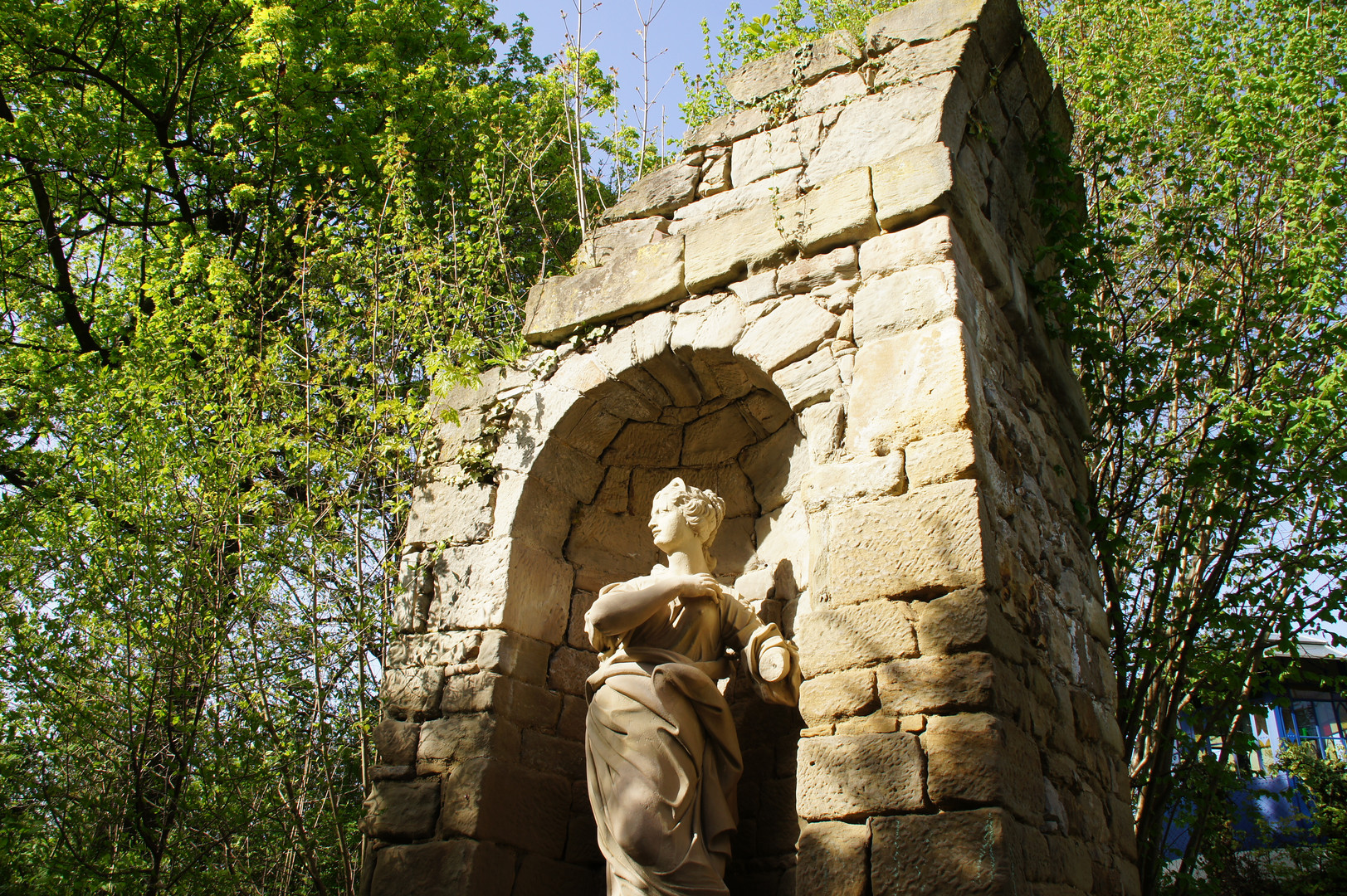 Frau in Stein