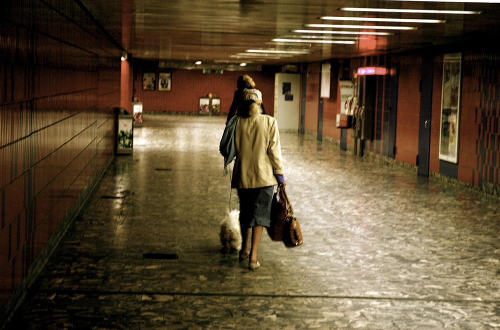 Frau in U-Bahn