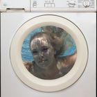 Frau in Waschmaschine