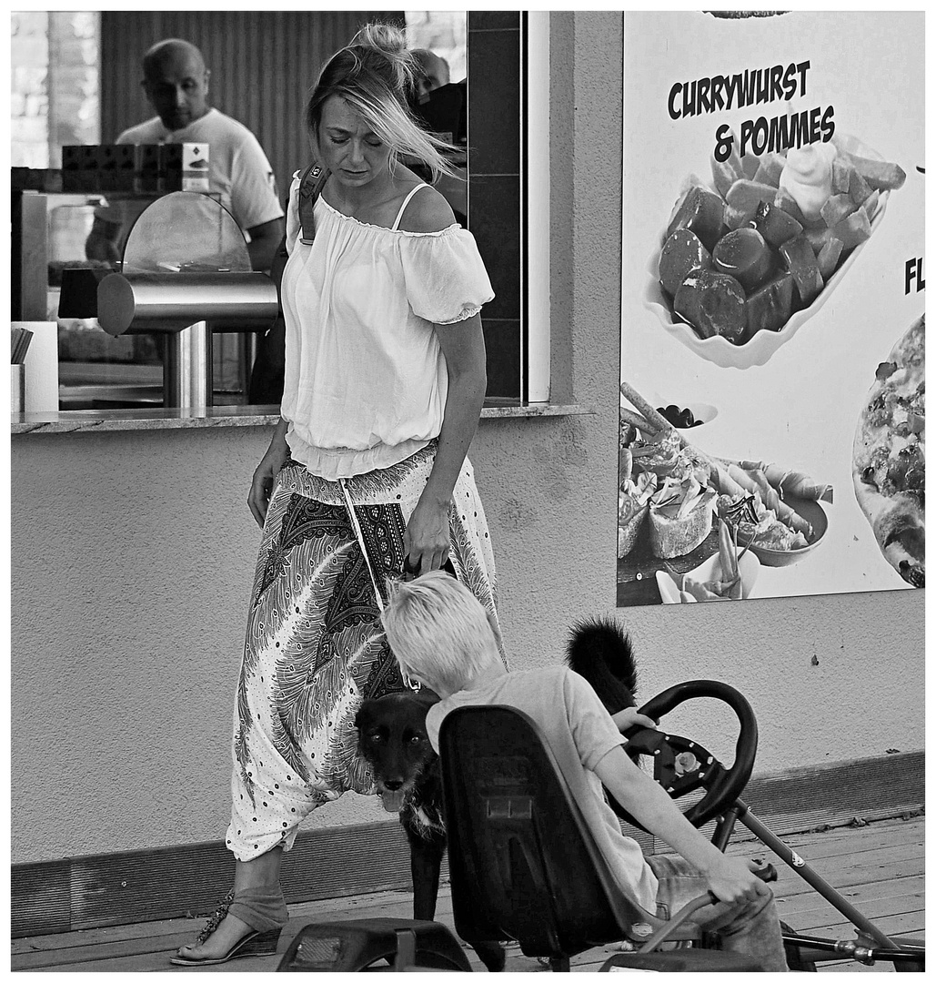 Frau, Kind, Hund & ne…Curry Wurst Foto & Bild erwachsene
