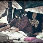 Frau macht Fladenbrot (Türkei)