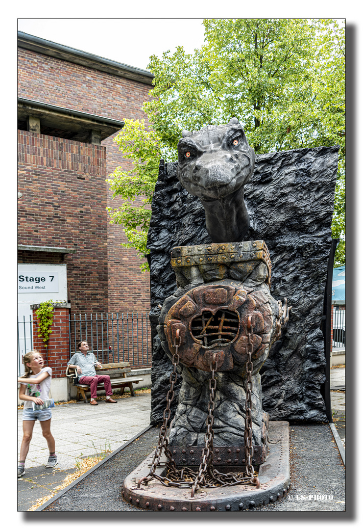 Dive into the Enchanting World of Frau Mahlzahn Bild: A Guide to Enhance Your Artistic Journey