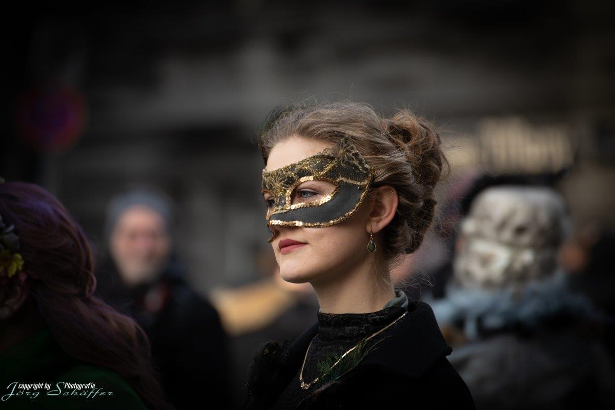 Frau mit bezaubernder Maske