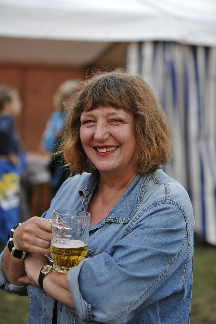 Frau mit Bierchen beim Fercher Feuwewehr-Jubiläumsfest
