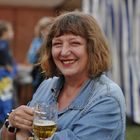 Frau mit Bierchen beim Fercher Feuwewehr-Jubiläumsfest