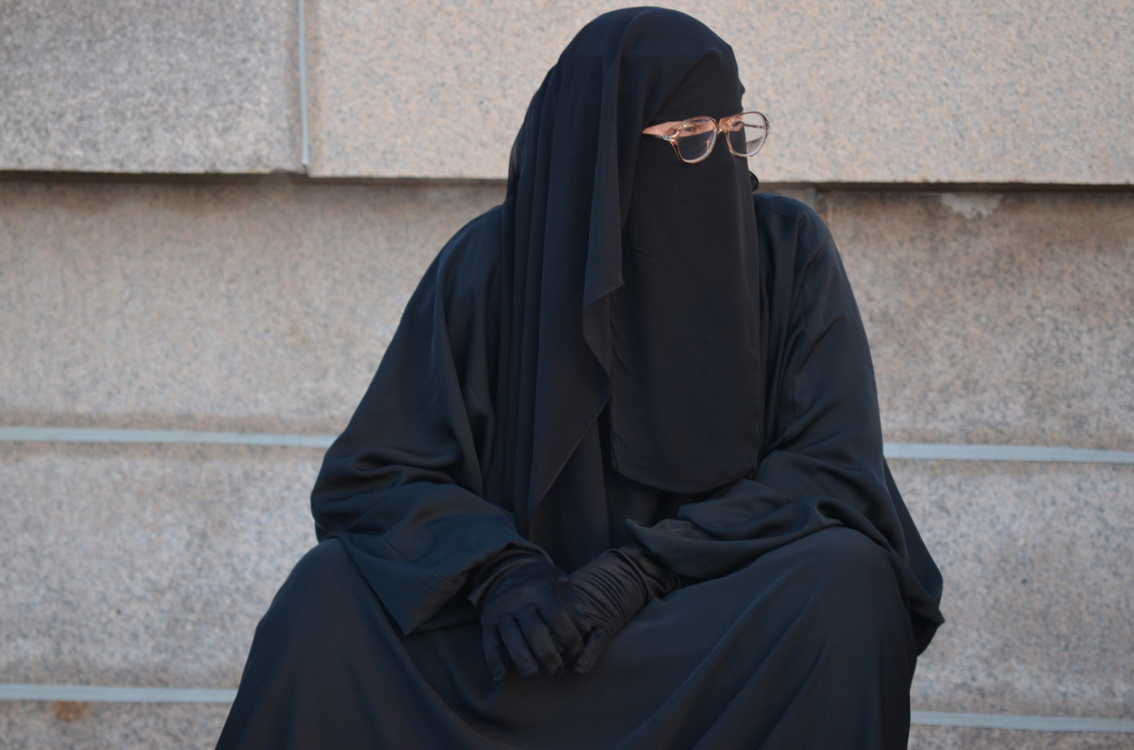 Frau mit Brille an der Corniche Road in Doha.