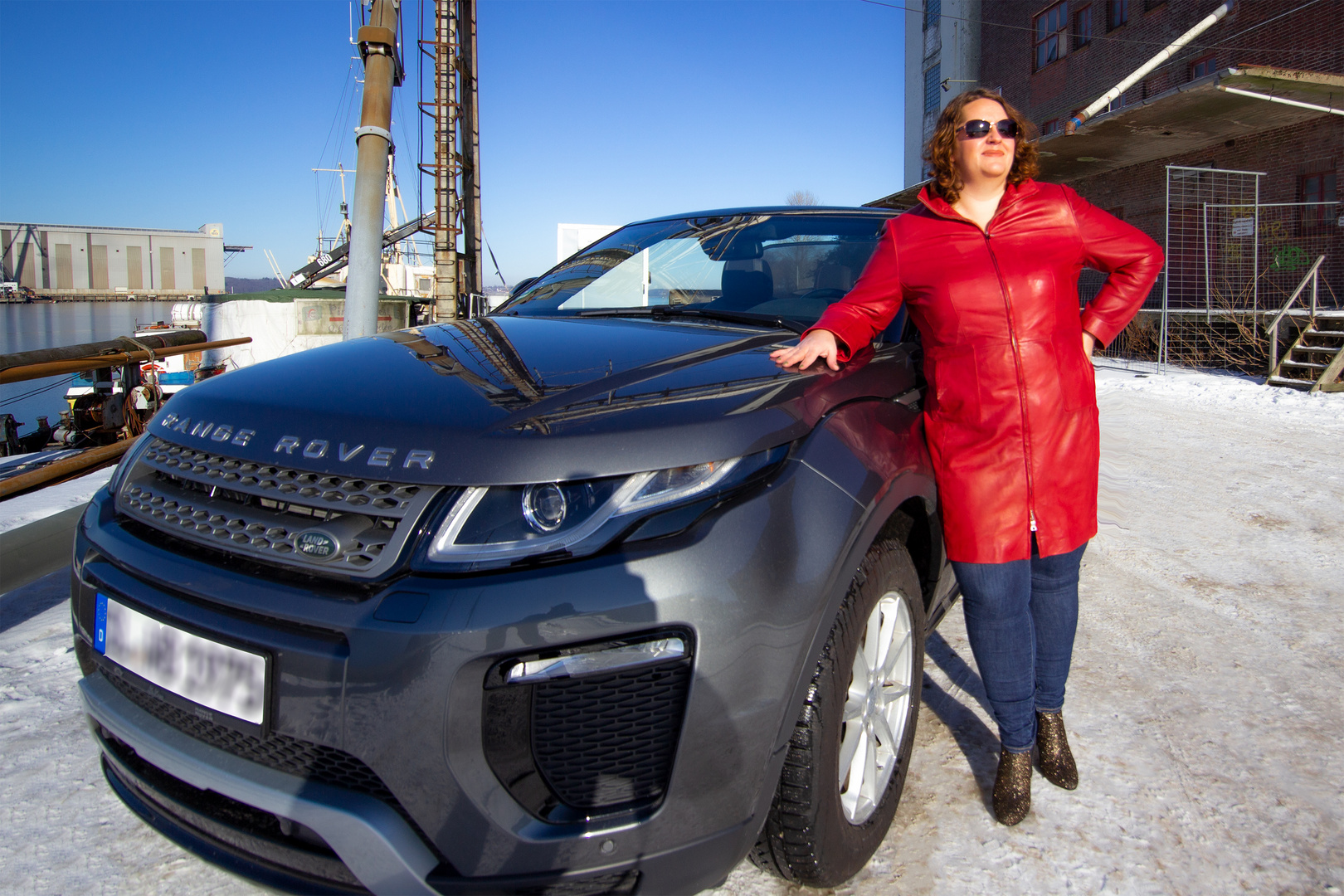 Frau mit Cabrio am Hafen