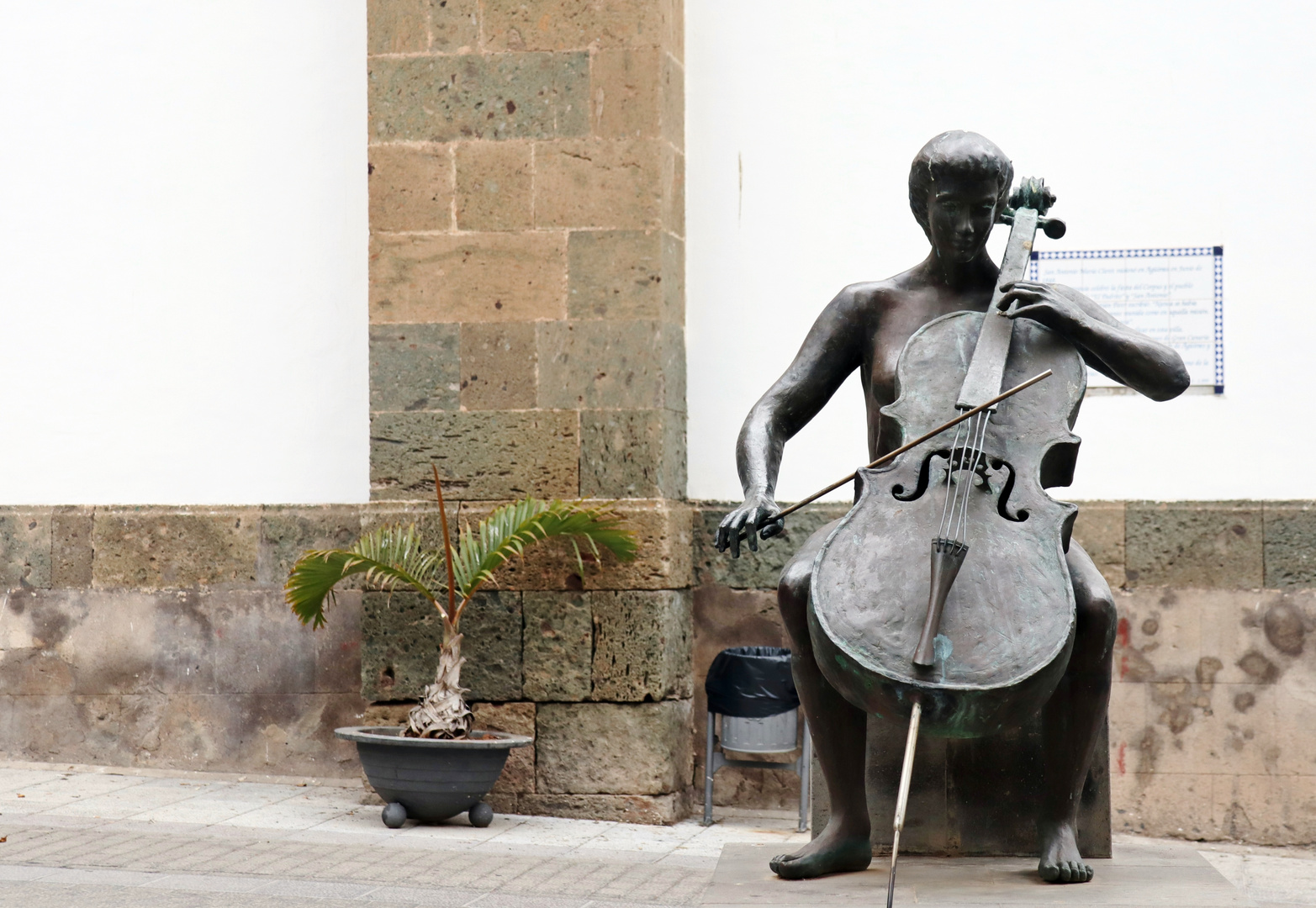 Frau mit Cello
