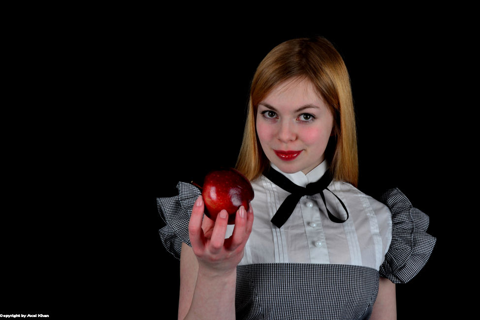 Frau mit dem Apfel