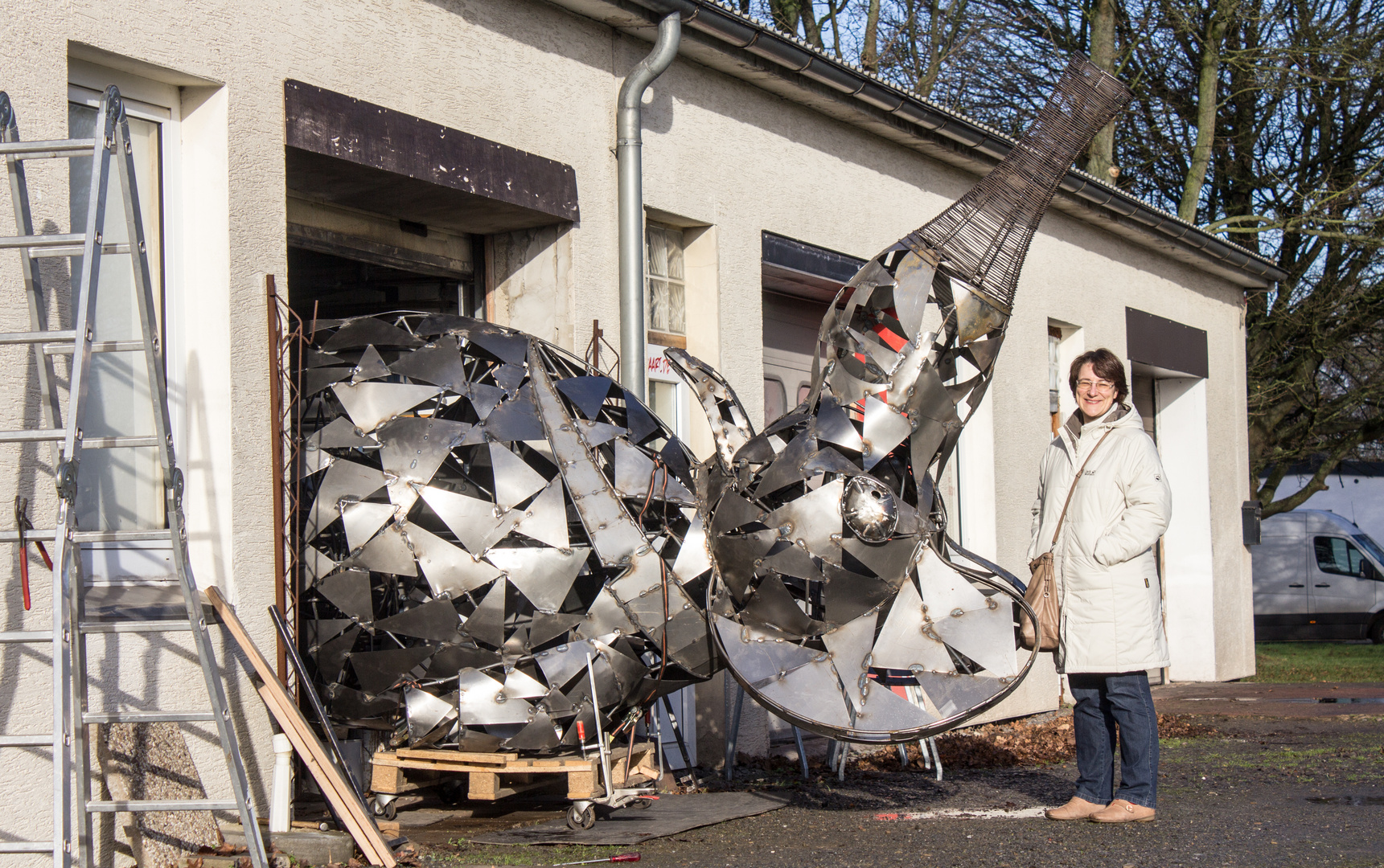 Frau mit Elefantenskulptur