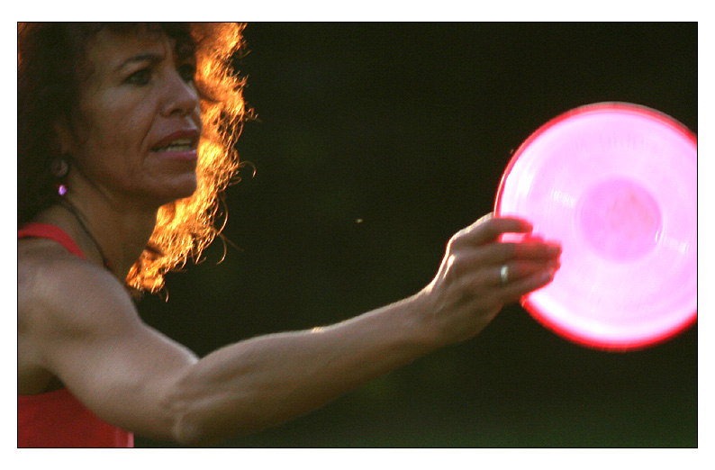 frau mit frisbeescheibe