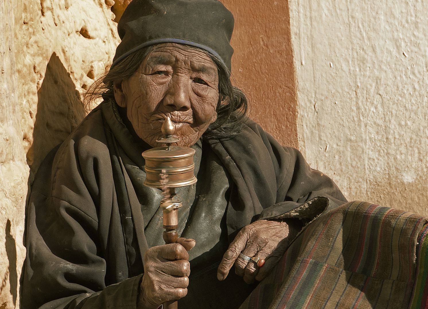 Frau mit Gebetsmühle Upper Mustang