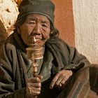 Frau mit Gebetsmühle Upper Mustang