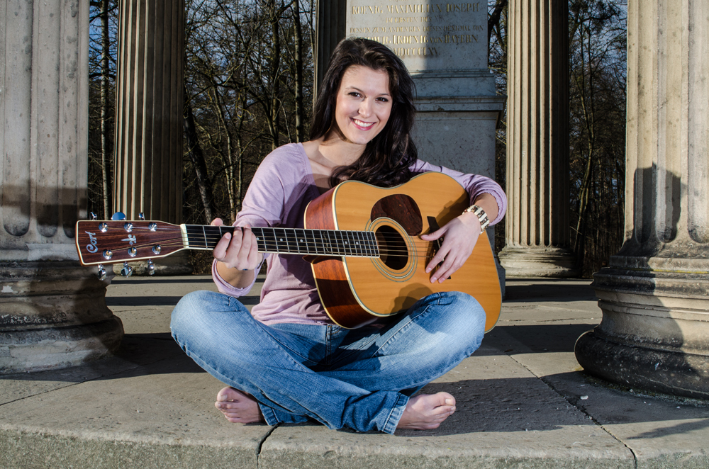 Frau mit Gitarre