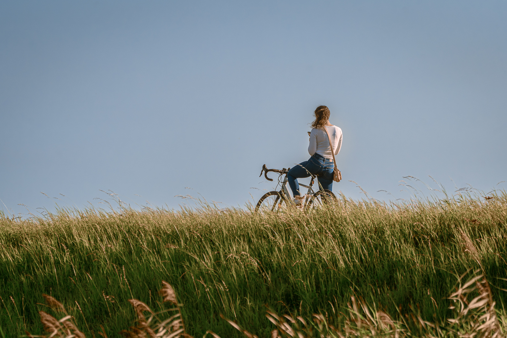 Frau mit Gravelbike, wo gehts weiter?