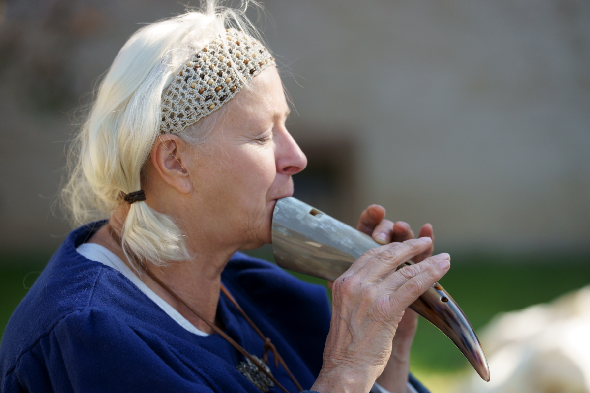 Frau mit Horn