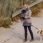 Frau mit Hund 32 (am Strand in NL)