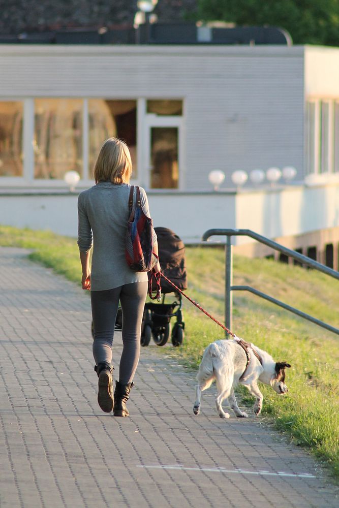 Frau mit Hund