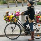 Frau mit Hund 5 (und Velo)