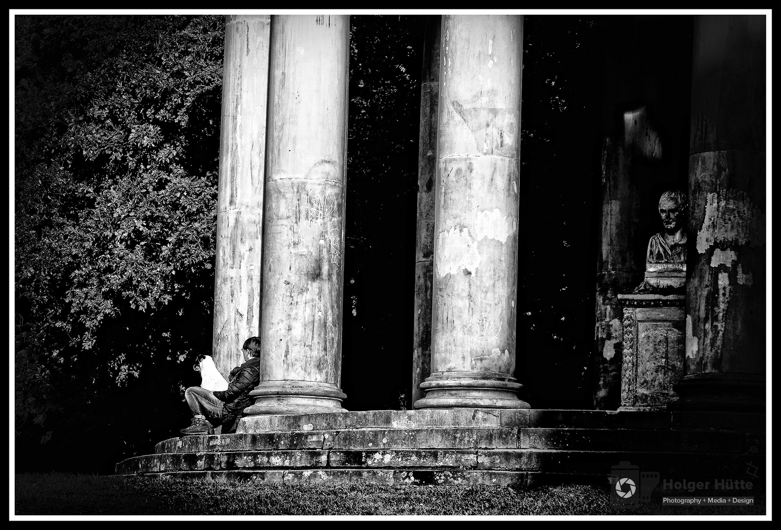 Frau mit Hund am morgentlichen Leibniztempel