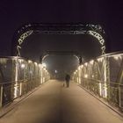 Frau mit Hund auf der Kohlfurther Brücke