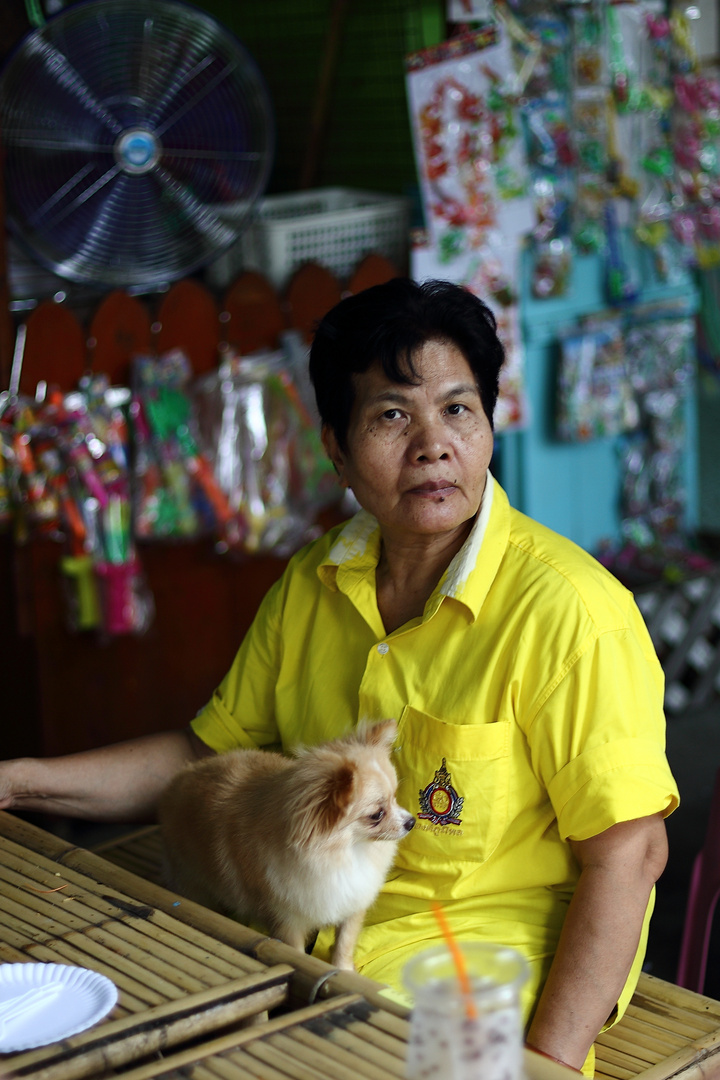 Frau mit Hund Bangkok Thailand