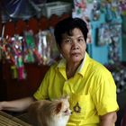 Frau mit Hund Bangkok Thailand