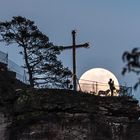 Frau mit Hund im Mond