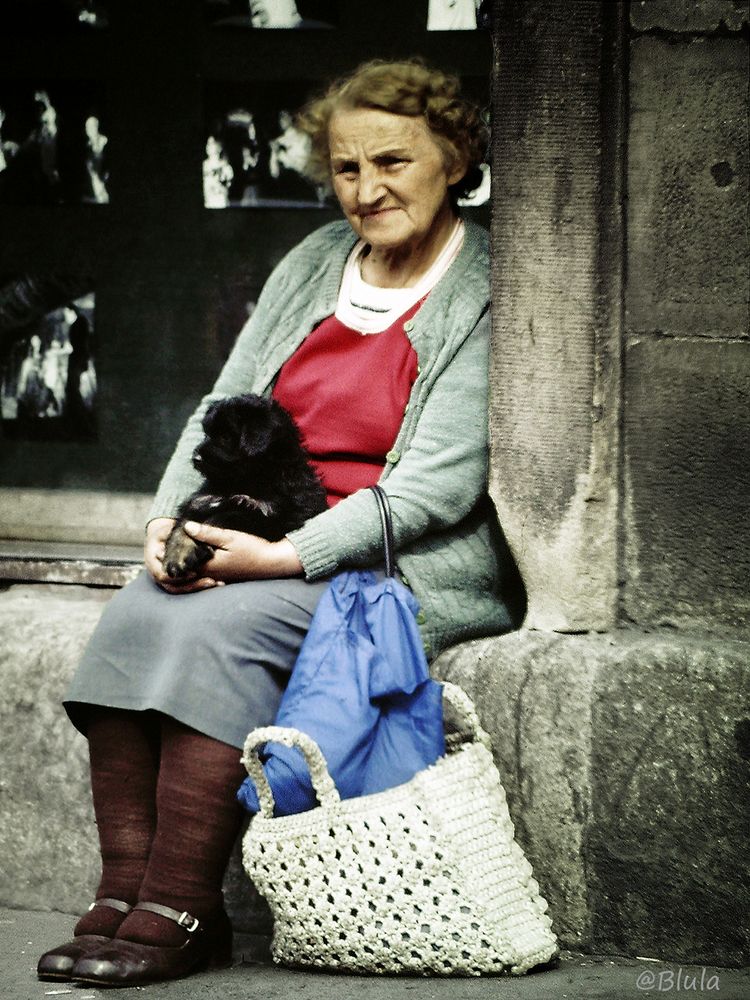 Frau mit Hund......  Polen 1984 (Dia-Scan) 