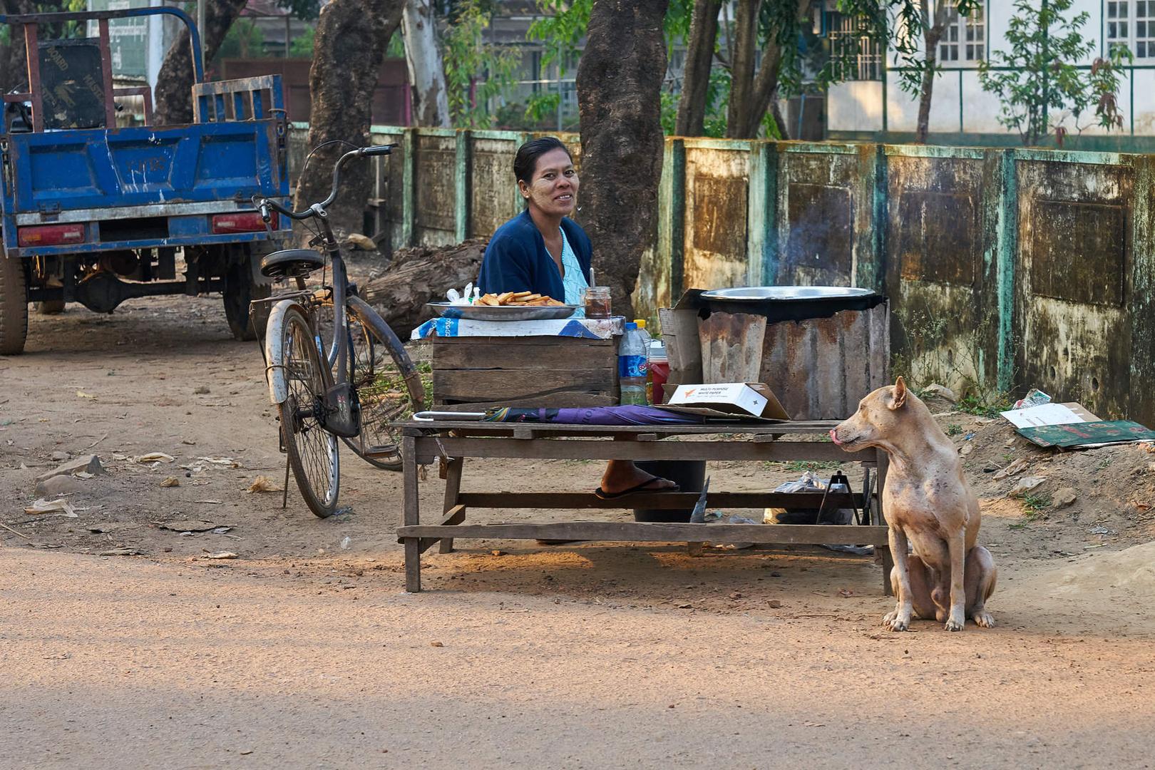 Frau mit Hund, Ye, Süd-Myanmar, März 2019 