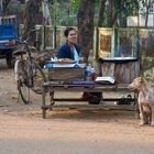 Frau mit Hund, Ye, Süd-Myanmar, März 2019 