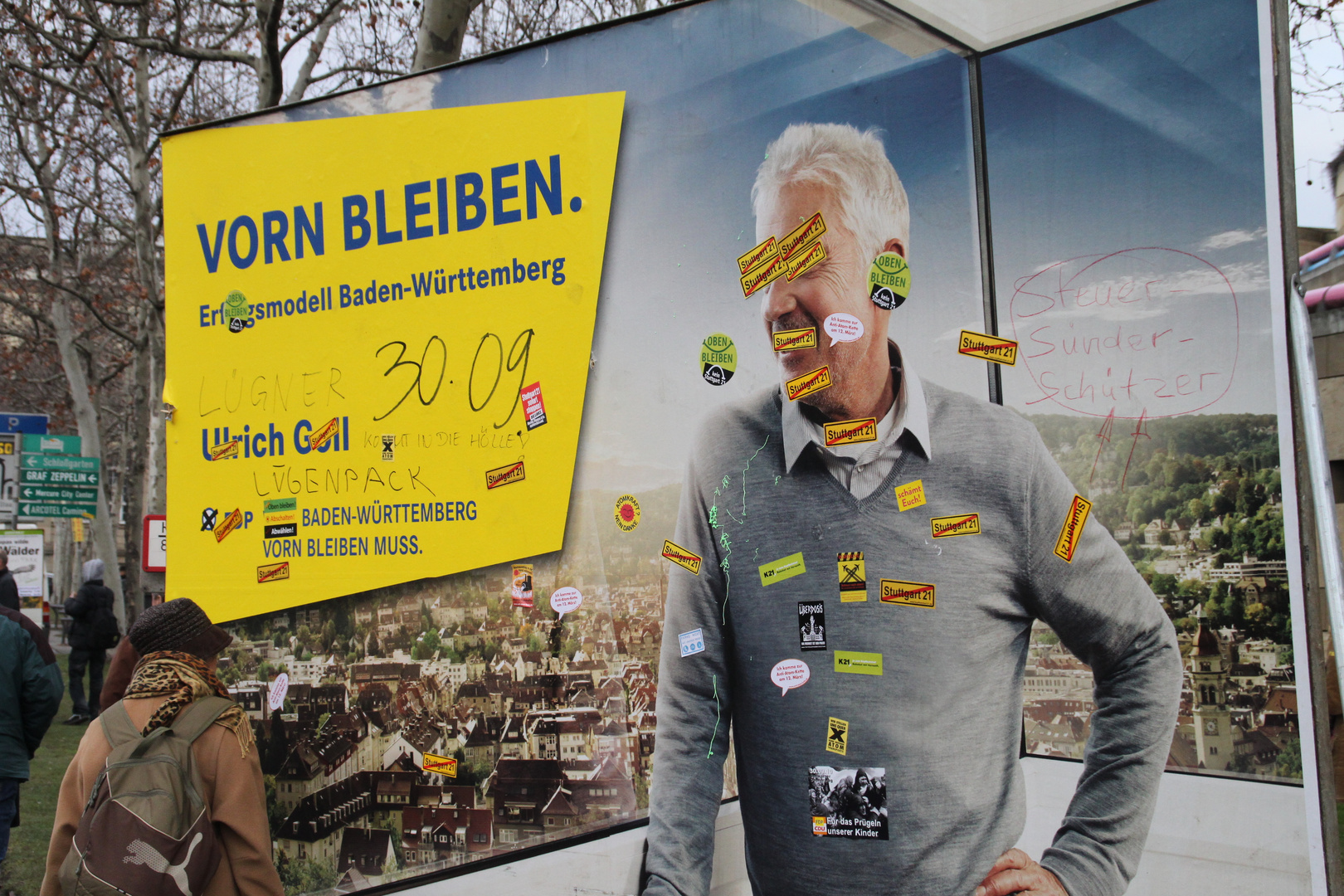 Frau mit Hut und Wahlplakat in Stuttgart