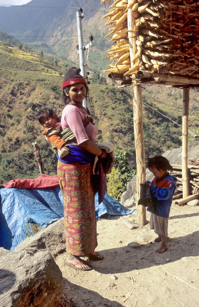 Frau mit ihren Kindern in Ghermu im Annapurna-Gebiet