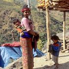 Frau mit ihren Kindern in Ghermu im Annapurna-Gebiet