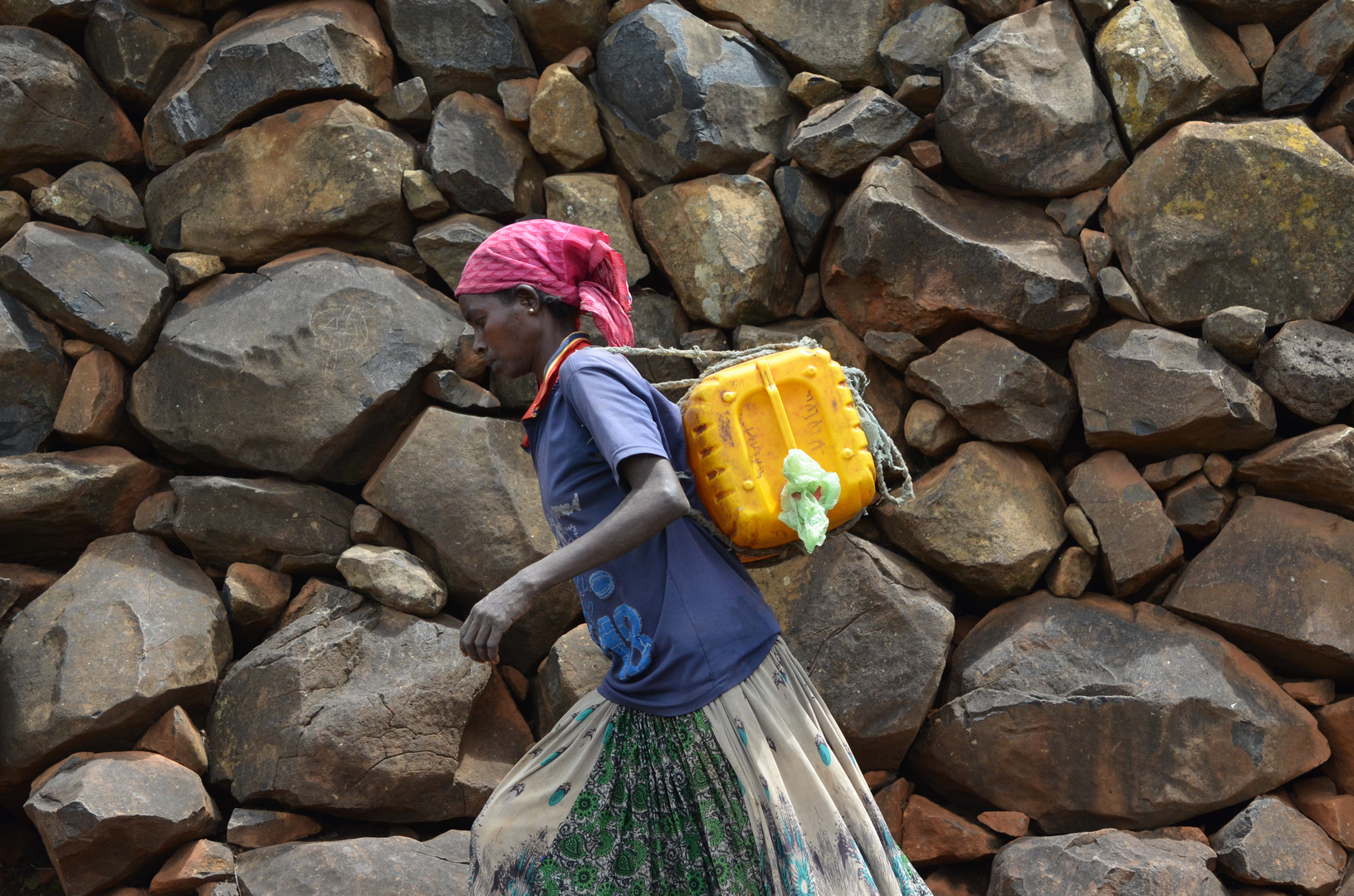 Frau mit Kanister (Konso-Region/Äthiopen)