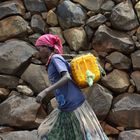Frau mit Kanister (Konso-Region/Äthiopen)