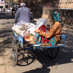 Frau mit Kind auf der Rikshar