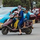 Frau mit Kindern auf Roller...