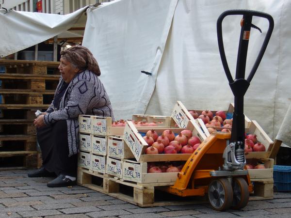 Frau mit Kopftuch und Granatäpfel