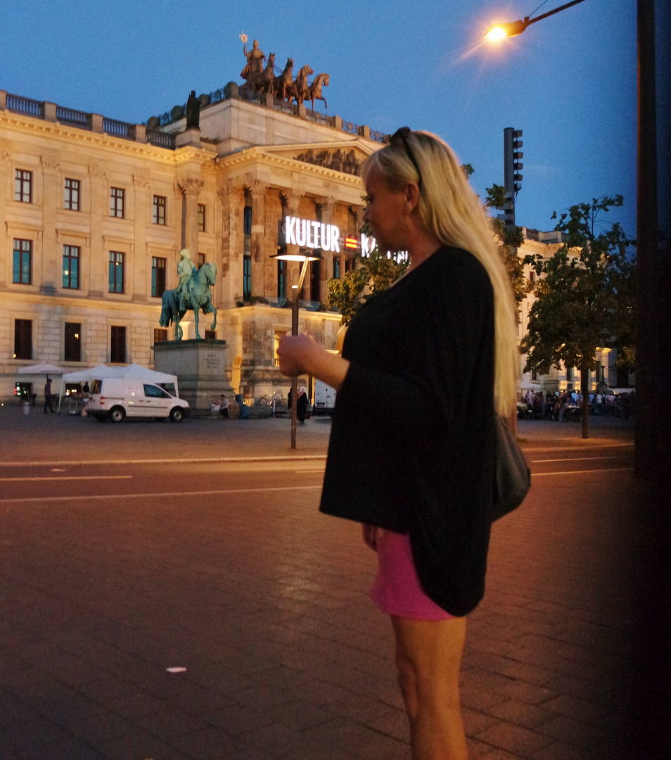 Frau mit Laterne Solariummann Fotograf-aus-Braunschweig