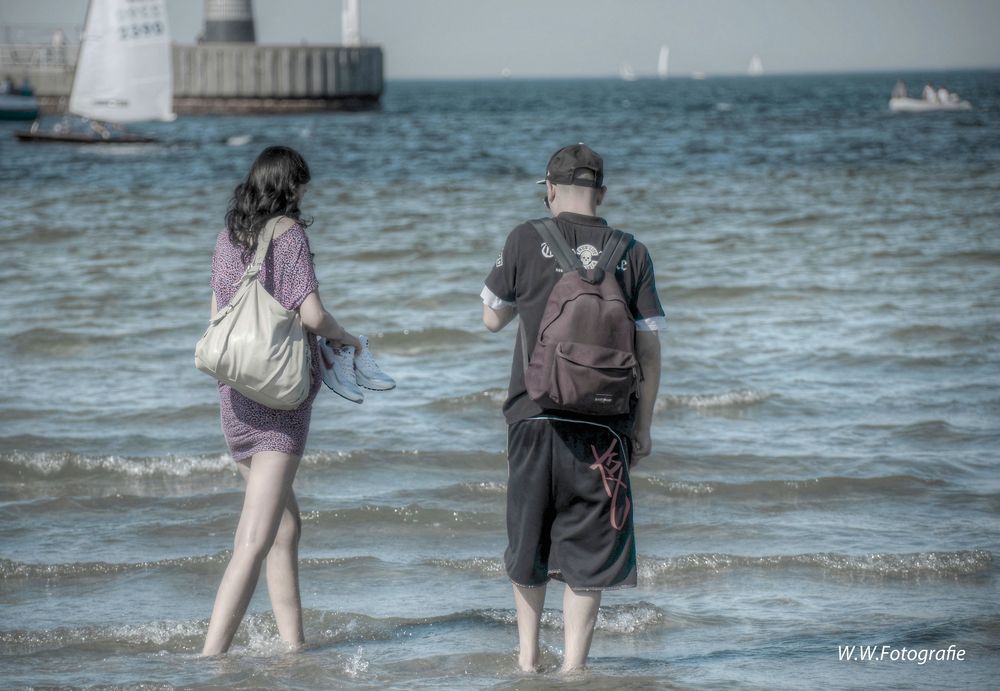 Frau mit Mann am Strand in Farbe