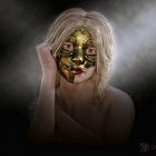 Frau mit Maske 