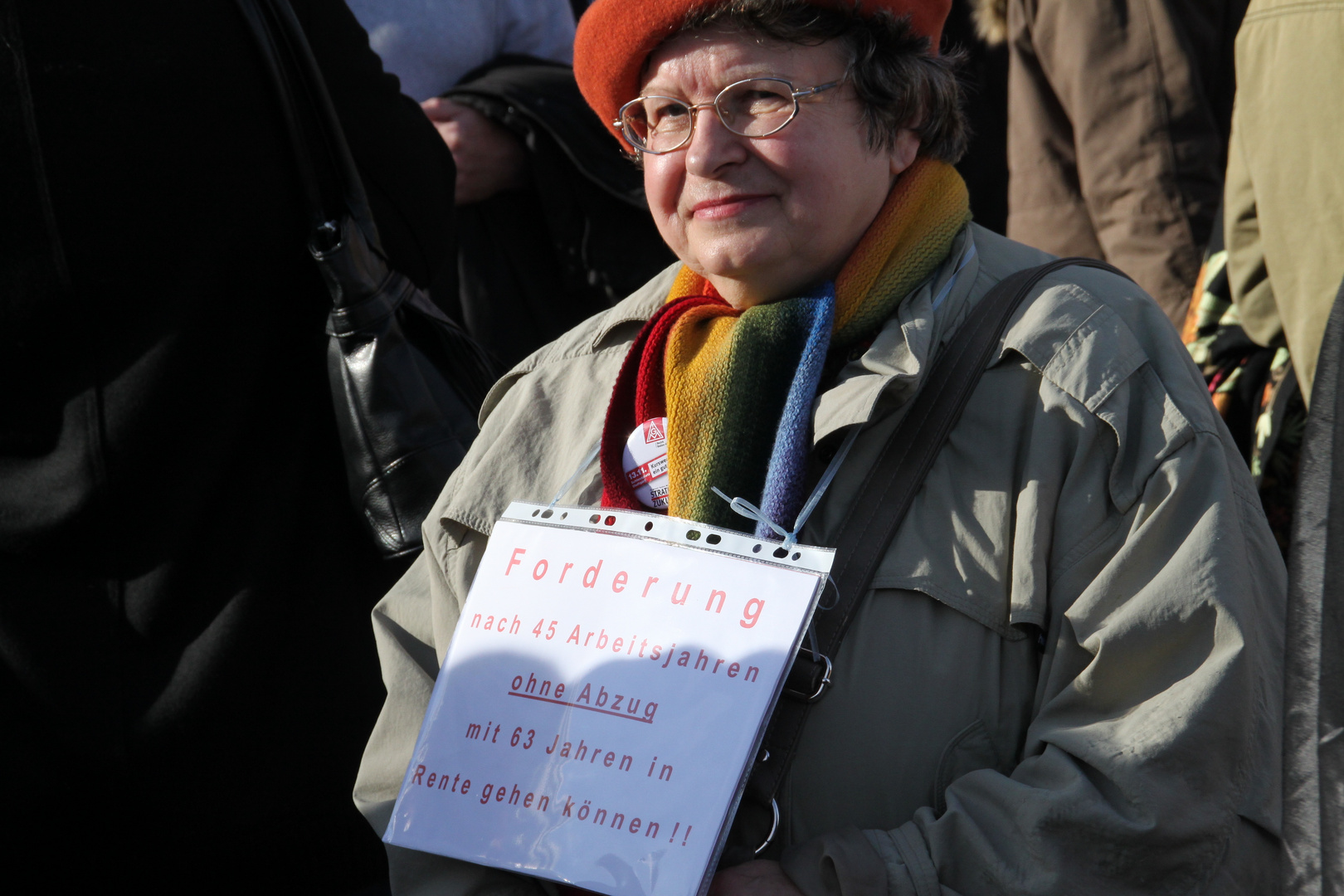 Frau mit Plakat zur Rente Demo 13.11 Stuttgart