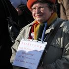 Frau mit Plakat zur Rente Demo 13.11 Stuttgart