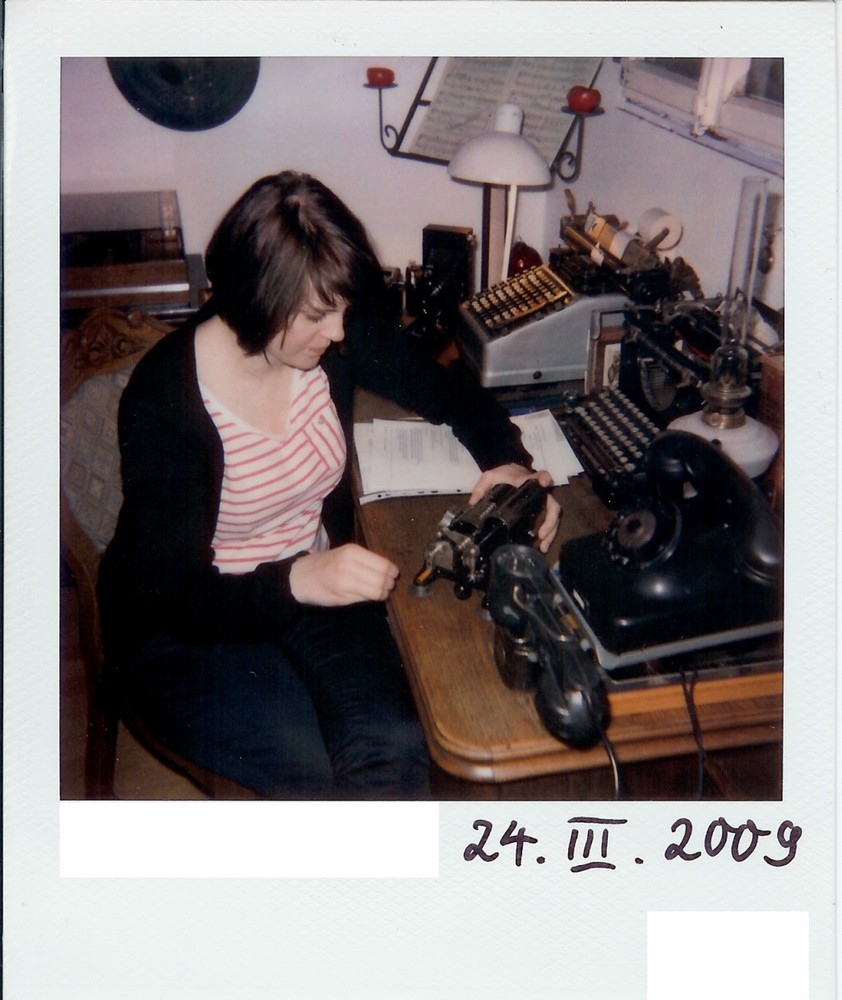 Frau mit Rechenmaschine