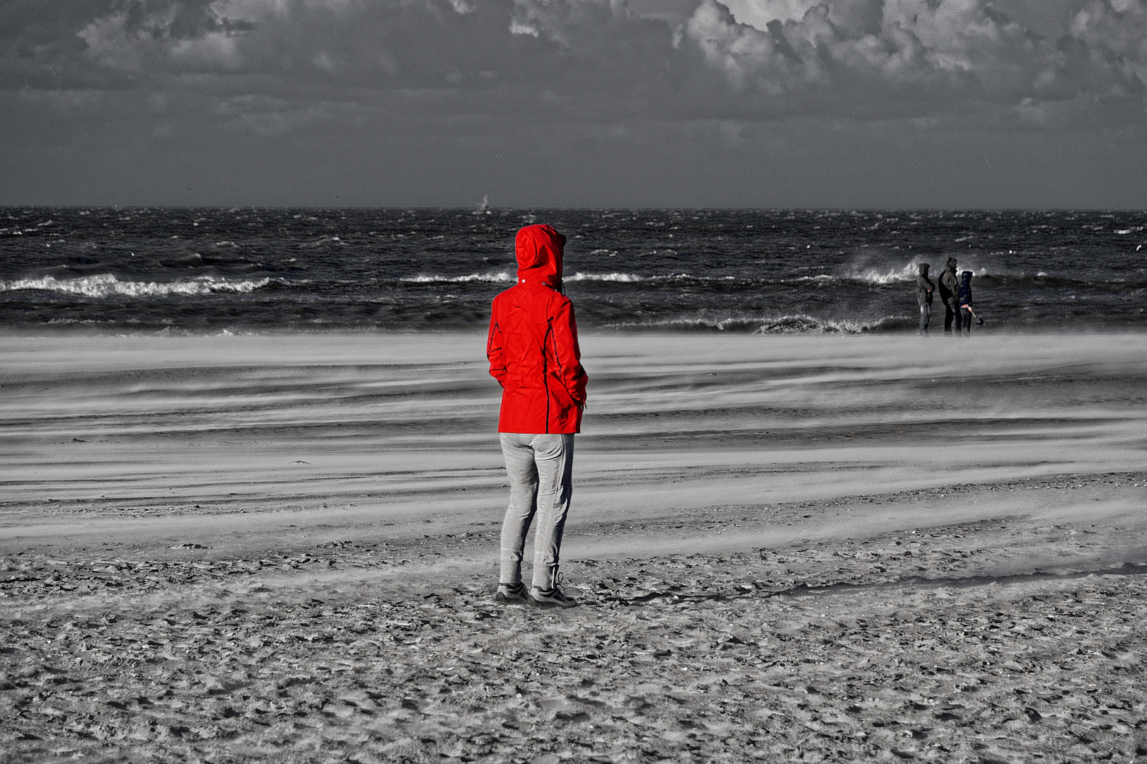 Frau mit roter Jacke im Sturm