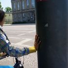 Frau mit roter Tasche