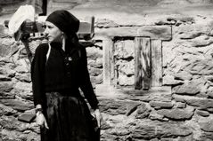 Frau mit Rückenkorb