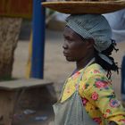 Frau mit Schale auf dem Kopf (West- Uganda)