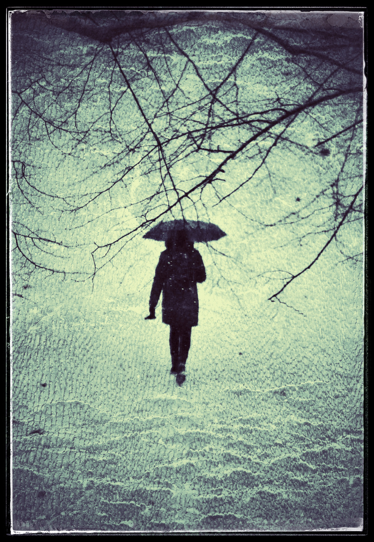 Frau mit Schirm 